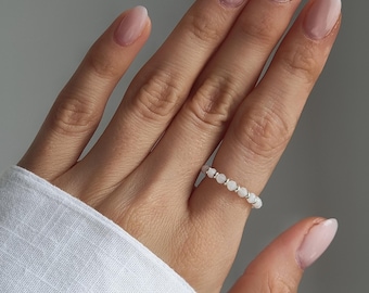 Filigraner elastischer Perlenring mit Halbedelstein Mondstein silberfarbene Miyukiperlen