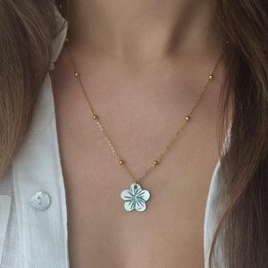 Süße sommerliche Kugelhalskette mit Perlmutt Anhänger blaue Blume Edelstahl vergoldet