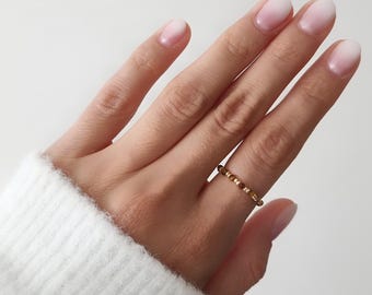 Delicate pearl ring with tiger's eye semi-precious stone, gold-plated Miyuki beads and elastic rubber band