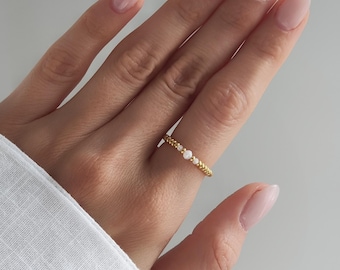 Filigraner elastischer Perlenring mit Halbedelstein Mondstein Miyuki vergoldet