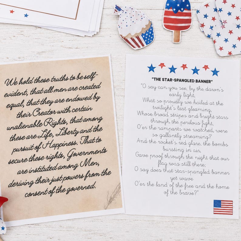 K&ouml;nnte beinhalten: Zwei rechteckige Karten mit patriotischen Motiven. Eine Karte zeigt den Text der Unabh&auml;ngigkeitserkl&auml;rung auf gealtertem Pergamentpapier. Die andere Karte enth&auml;lt den Liedtext von The Star-Spangled Banner mit blauen und roten Sternen.