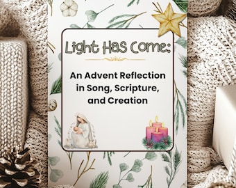 Puede incluir: Una tarjeta decorativa con el texto "Light Has Come: An Advent Reflection in Song, Scripture, and Creation." La tarjeta presenta ilustraciones de una estrella, velas y una figura religiosa, con un fondo de hojas verdes y flores blancas.
