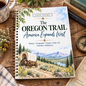 Pode incluir: Um caderno de exercícios com encadernação em espiral intitulado The Oregon Trail America Expands West. A capa apresenta uma ilustração em aquarela de uma carroça coberta em um caminho de terra, montanhas e um rio. O texto inclui History, Geography, People, Daily Life, Activities e Reflection.