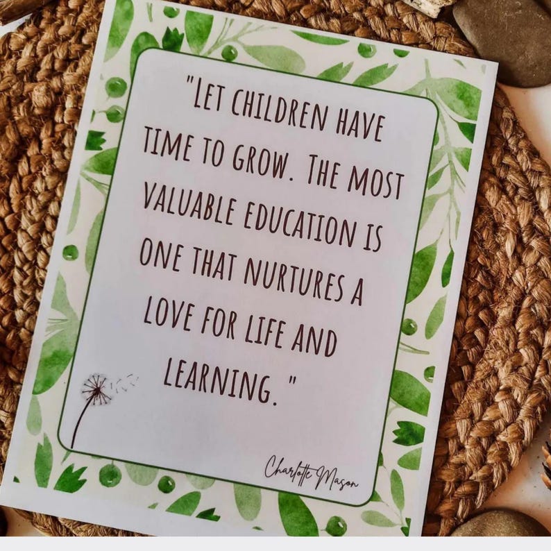 Op de afbeelding: Een witte kaart met een groene bladrand en de quote "LAAT KINDEREN DE TIJD KRIJGEN OM TE GROEIEN. DE MEEST WAARDEVOLLE OPVOEDING IS ER EEN DIE LIEFDE VOOR HET LEVEN EN LEREN KOESTERT." door Charlotte Mason.
