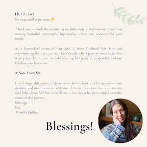 Op de afbeelding: Beige afbeelding met handgeschreven tekst met de tekst "Hi, I'm Lisa" en "Blessings!". Een foto van een vrouw staat in een cirkelvormige lijst. De tekst beschrijft educatieve hulpmiddelen voor gezinnen. De afbeelding heeft een bloemenpatroon.