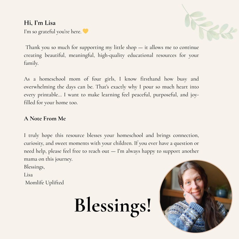 Op de afbeelding: Beige afbeelding met handgeschreven tekst met de tekst "Hi, I'm Lisa" en "Blessings!". Een foto van een vrouw staat in een cirkelvormige lijst. De tekst beschrijft educatieve hulpmiddelen voor gezinnen. De afbeelding heeft een bloemenpatroon.