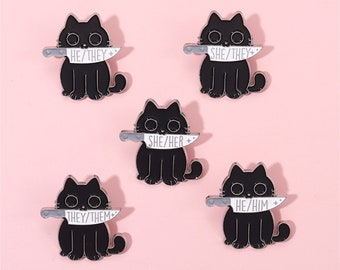 Zwarte kat bit het mes voornaamwoord pin ze ze zij haar hij hem broche pin set harde glazuur pin schattige revers speld badge pinnen voor tassen cadeau voor haar