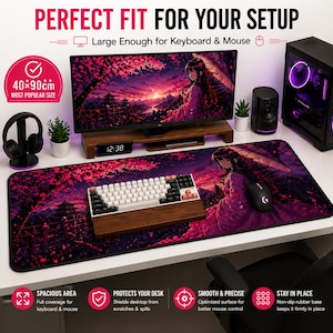 Op de afbeelding: Een grote, rechthoekige bureaumat met een levendig anime-ontwerp met een vrouw in een kimono, kersenbloesems en een zonsondergang. De mat is 90 cm lang en 40 cm breed. De tekst op de mat zegt "Perfect Fit For Your Setup".
