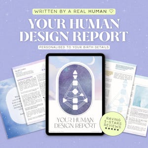 Puede incluir: Una tableta digital muestra un informe de Diseño Humano con un icono geométrico central sobre un fondo morado. Alrededor de la tableta hay varias páginas impresas con texto y diagramas. El texto dice: WRITTEN BY A REAL HUMAN, YOUR HUMAN DESIGN REPORT, PERSONALISED TO YOUR BIRTH DETAILS y RAVING 5-STARS REVIEWS.