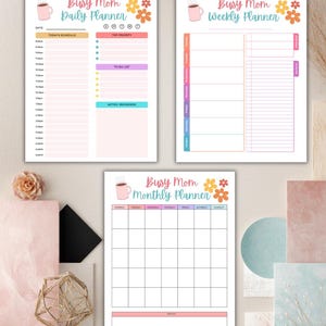 K&ouml;nnte beinhalten: Drei farbenfrohe Busy Mom Planer: t&auml;glich, w&ouml;chentlich und monatlich. Der Tagesplaner hat einen Zeitplan, oberste Priorit&auml;t, eine To-Do-Liste und Notizen. Der Wochenplaner hat einen Abschnitt f&uuml;r jeden Tag. Der Monatsplaner ist ein Kalender.