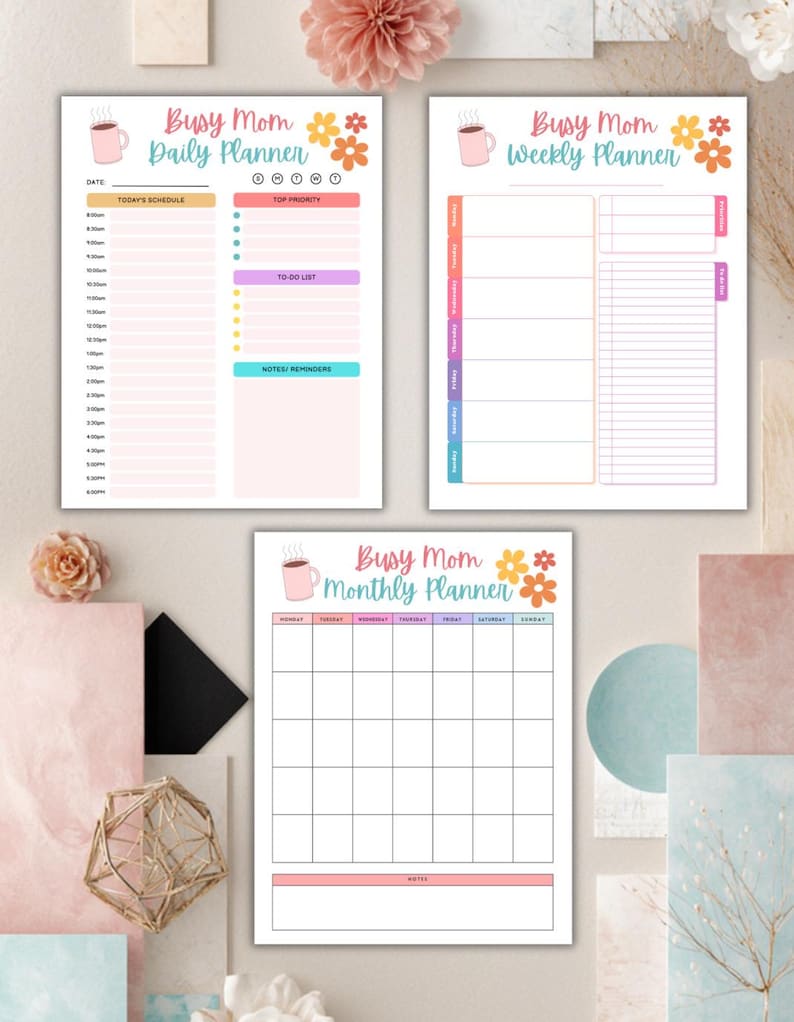 K&ouml;nnte beinhalten: Drei farbenfrohe Busy Mom Planer: t&auml;glich, w&ouml;chentlich und monatlich. Der Tagesplaner hat einen Zeitplan, oberste Priorit&auml;t, eine To-Do-Liste und Notizen. Der Wochenplaner hat einen Abschnitt f&uuml;r jeden Tag. Der Monatsplaner ist ein Kalender.