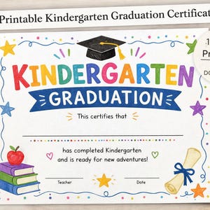 Może przedstawiać: Kolorowy, drukowany certyfikat ukończenia przedszkola. Certyfikat zawiera słowa "KINDERGARTEN GRADUATION" w jasnych kolorach, czapkę absolwenta, gwiazdy i stos książek z jabłkiem. Certyfikat ma wymiary 28 cm x 21,5 cm.