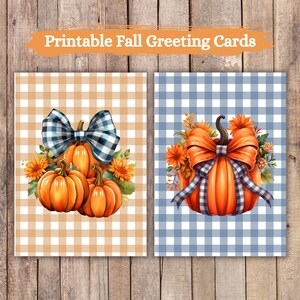 以下が含まれることがあります： オレンジ色のカボチャ、リボン、花が描かれた、印刷可能な秋のグリーティングカード2枚。1枚のカードはベージュと白のチェック柄の背景、もう1枚は青と白のチェック柄の背景です。「Printable Fall Greeting Cards」の文字が上部にあります。
