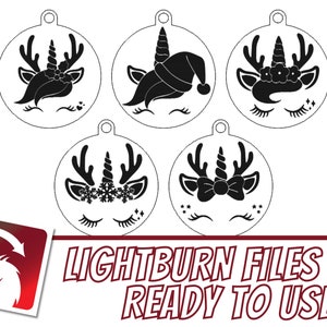 Peut inclure: Cinq fichiers SVG noir et blanc d'ornements de rennes et de licornes. Les ornements sont en forme de cercle avec une boucle en haut pour accrocher. Les motifs comprennent un renne avec une couronne de flocons de neige, une licorne avec un chapeau de Père Noël, un renne avec une couronne de fleurs, une licorne avec un nœud et un renne avec une couronne de flocons de neige.