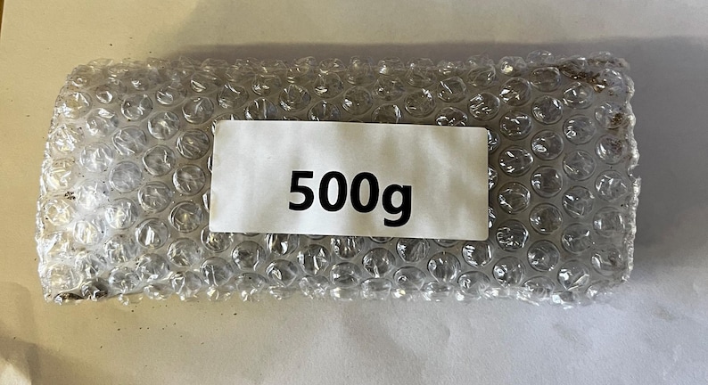 以下が含まれることがあります： グレーのプチプチ包装に「500g」と書かれた白いラベルが付いている。