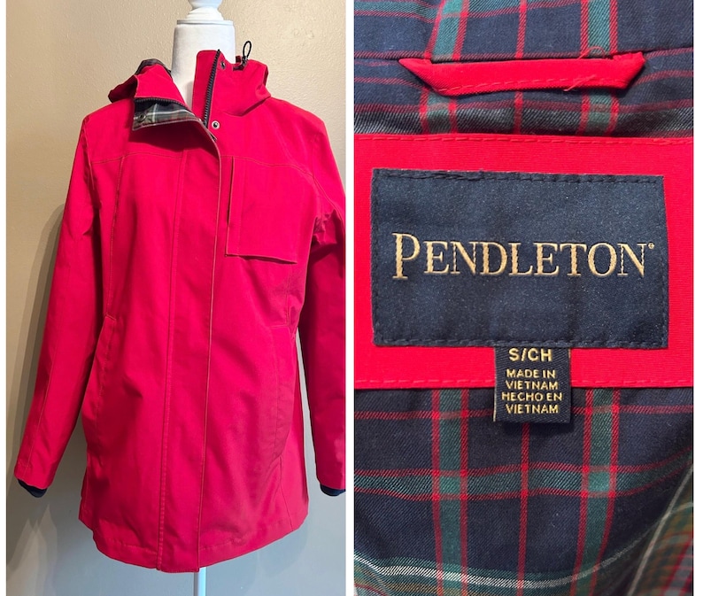 Puede incluir: Chaqueta Pendleton roja brillante con capucha y un peque&ntilde;o bolsillo en el pecho. El forro interior presenta un estampado de cuadros. La chaqueta es talla S/CH y est&aacute; hecha en Vietnam.