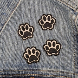 足跡の機械刺繍パッチ4個セット。衣類、バッグ、帽子に縫い付けるのに最適です。小さな足跡パッチ4個セット。