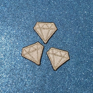 Puede incluir: Tres parches blancos en forma de diamante sobre un fondo azul brillante.