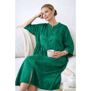 Peut inclure: Ensemble de trois mugs en céramique crème tachetée. Chaque mug présente un motif floral peint à la main en bleu, vert et jaune. Les mugs ont une forme arrondie simple et une anse confortable.