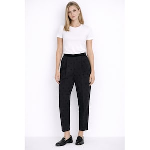 Pantalones vintage de los años 50, negros, de lunares, talla XXS, de corte ajustado, de terciopelo, con bolsillos laterales con cremallera.