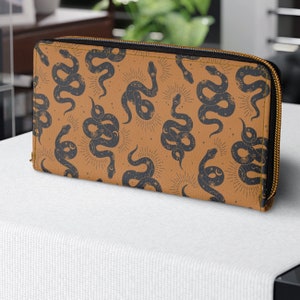 Cartera serpiente, cartera mística esotérica con cremallera, serpiente con signos sol, luna, ojos mágicos, constelaciones y estrellas por todo estampado, regalo mujer