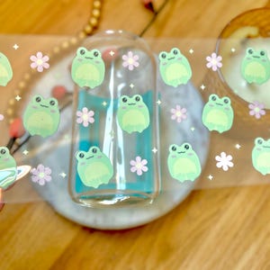 Cottagecore frog Glass Cup wrap / cute froggie and daisies Glass Cup / Gifts for Her  / Iced Coffee Cup / UV DTF wrap 16 oz / Ready to apply