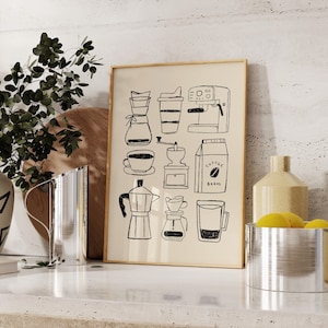 Könnte beinhalten: Eine Schwarzweißillustration von Kaffeebrühequipment, darunter eine Kaffeemaschine, eine Kaffeemühle, eine French Press, eine Filterkaffeemaschine und eine Tasse Kaffee. Die Illustration ist gerahmt und hängt an einer Wand.