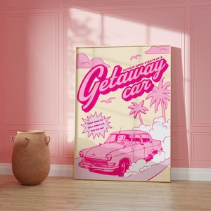 Peut inclure: Une affiche de style r&eacute;tro avec un sch&eacute;ma de couleurs rose et blanc. L'affiche repr&eacute;sente une voiture rose qui roule dans un nuage de fum&eacute;e avec des palmiers en arri&egrave;re-plan. Le texte sur l'affiche dit "Hottin' good starts in a Getaway car".