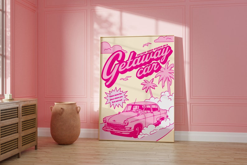 Peut inclure: Une affiche de style r&eacute;tro avec un sch&eacute;ma de couleurs rose et blanc. L'affiche repr&eacute;sente une voiture rose qui roule dans un nuage de fum&eacute;e avec des palmiers en arri&egrave;re-plan. Le texte sur l'affiche dit "Hottin' good starts in a Getaway car".