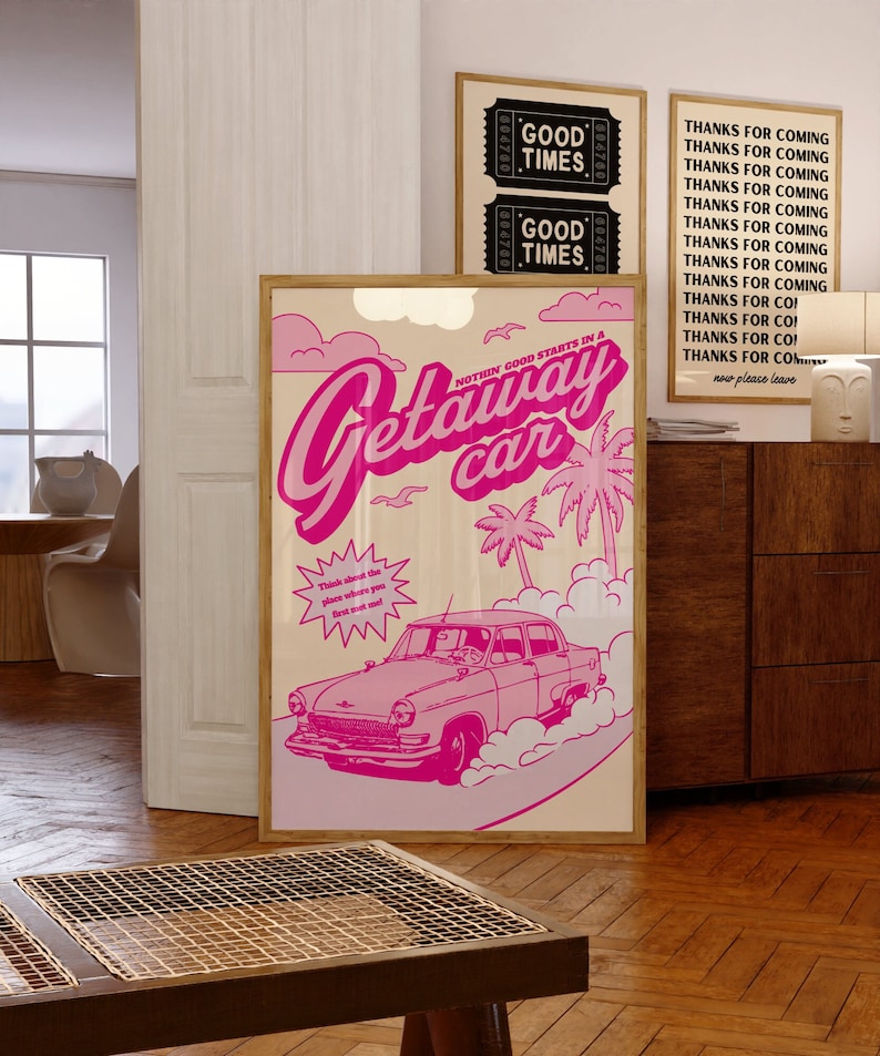 Peut inclure: Affiche rose et blanche avec une illustration r&eacute;tro d'une voiture roulant sur une route avec des palmiers. Le texte sur l'affiche dit "Nothin good starts in a getaway car".