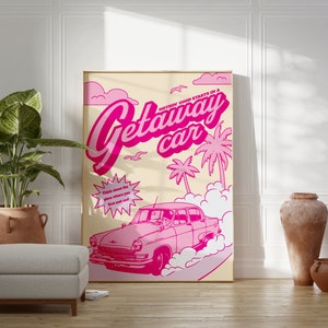 Peut inclure: Une affiche rose et blanche avec le texte "Nothing good starts in a Getaway car" et une voiture vintage rose conduisant &agrave; travers un nuage de fum&eacute;e. Des palmiers et des mouettes se trouvent en arri&egrave;re-plan.