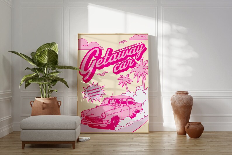 Peut inclure: Une affiche rose et blanche avec le texte "Nothing good starts in a Getaway car" et une voiture vintage rose conduisant &agrave; travers un nuage de fum&eacute;e. Des palmiers et des mouettes se trouvent en arri&egrave;re-plan.