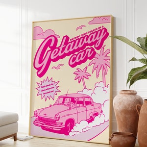 Peut inclure: Une affiche rose et blanche avec le texte "NOTHIN GOOD STARTS IN A Getaway car" et une voiture rose de dessin anim&eacute; conduisant &agrave; travers un nuage de fum&eacute;e. L'affiche a un fond jaune avec des palmiers et des nuages.