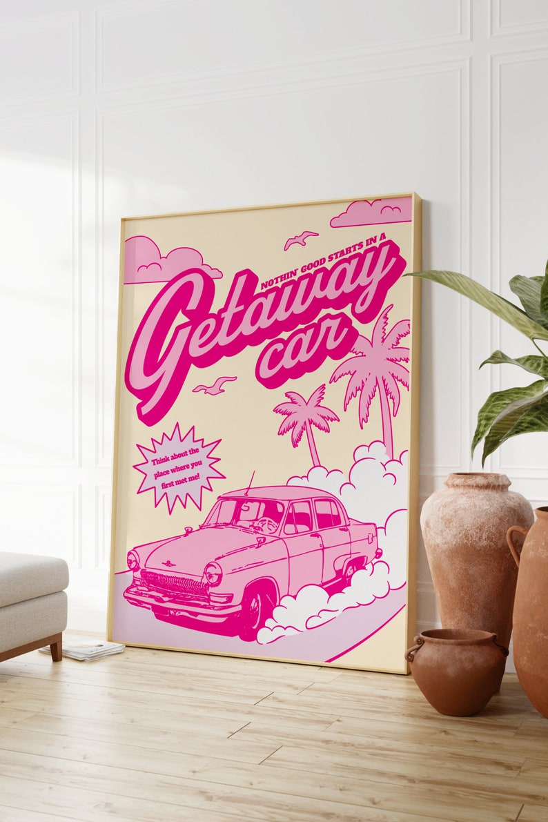 Peut inclure: Une affiche rose et blanche avec le texte "NOTHIN GOOD STARTS IN A Getaway car" et une voiture rose de dessin anim&eacute; conduisant &agrave; travers un nuage de fum&eacute;e. L'affiche a un fond jaune avec des palmiers et des nuages.