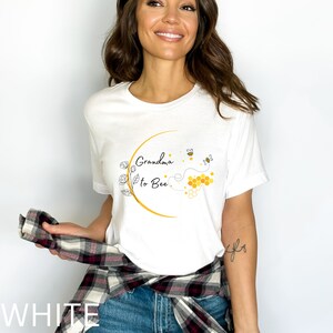 Abuela a abeja, él o ella, ¿qué hará nuestra abeja, revelación de género de abeja, revelación de género, revelación de género en verano, camisa para abuela