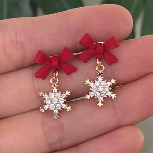Boucles d&#39;oreilles flocon de neige Boucles d&#39;oreilles des fêtes Boucles d&#39;oreilles neige plaquées or 14 carats Boucles d&#39;oreilles de Noël Boucles d&#39;oreilles sapin de Noël pierres précieuses Cadeau de Noël pour elle
