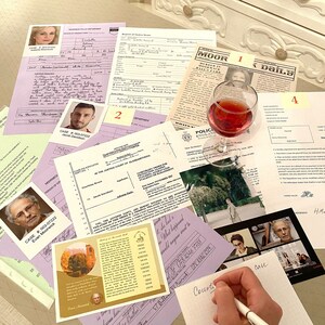 K&ouml;nnte beinhalten: Eine Ansammlung von Dokumenten, Fotos und einem Glas Rotwein auf einem Tisch. Die Dokumente umfassen Polizeiberichte, Gerichtsdokumente und Zeitungsausschnitte. Die Szene deutet auf ein Detektiv- oder Ermittlungsthema hin.
