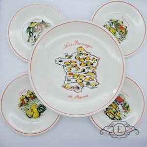 Ensemble de plateau de FROMAGE Français vintage avec 4 assiettes assorties. Carte de France avec les noms des fromages et les régions dans lesquelles ils sont fabriqués.