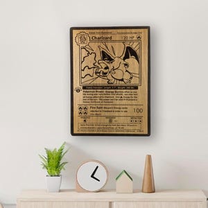 Lasergegraveerde Charizard Pokémon Card-muurkunst - Uniek houten hangend bord, perfect cadeau voor verzamelaars