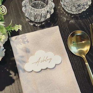 Cartões de lugar em forma de nuvem | Cartões de lugar em acrílico | Configuração de mesa | Cartões de posição brancos | Lembrancinhas | Decoração de mesa para eventos | nuvem sonhadora inspirada