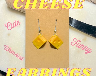 Pendientes de queso: adorables pendientes 3D realistas de bloques de queso suizo.