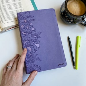 KJV Giant Print Bible - PERSONALIZED - Lavender with Peony Design and Jesus&#39; Words in Red - Includes Custom Engraved Name