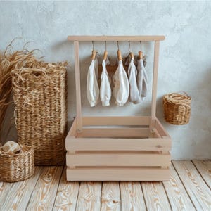 Natürlicher Baby-Geschenkkorb aus Kiefer mit verstellbarem Kleiderbügel - Handgefertigte hölzerne Baby-Andenken-Kate mit Hängestange - Babys erste Erinnerungskiste