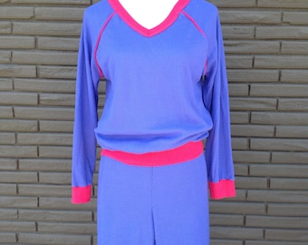 Conjunto térmico ligero para mujer, estilo vintage de los años 80, compuesto por una camiseta y dos pantalones, en color morado y rosa.