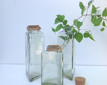 3 botellas o jarrones vintage de vidrio verde triangular
