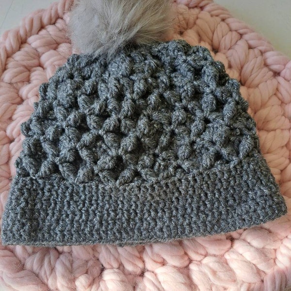 bonnet hiver gris pailleté, pompon gris clair imitation renard