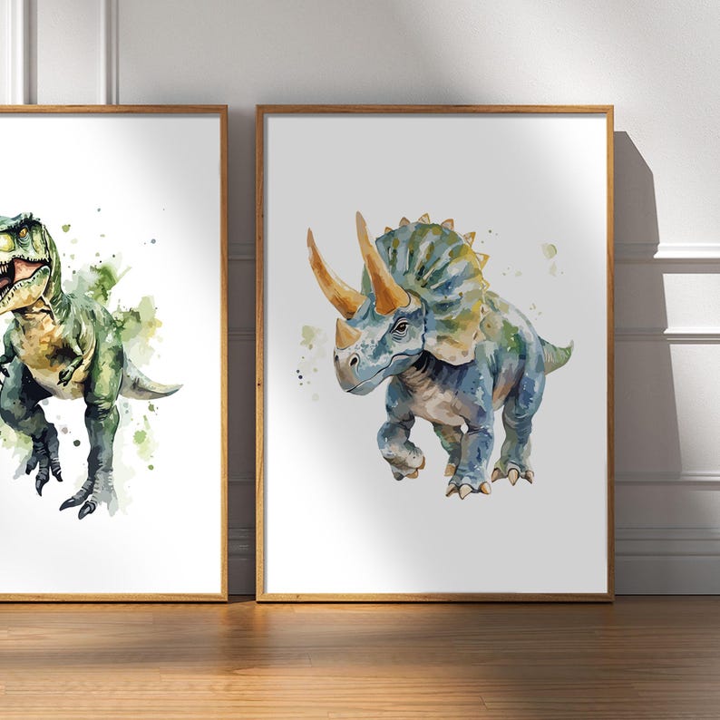 Pode incluir: Duas pinturas de aquarela de dinossauros em molduras. A pintura &agrave; esquerda apresenta um Tyrannosaurus Rex verde. A pintura &agrave; direita apresenta um Triceratops azul.