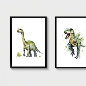 Pode incluir: Duas pinturas de aquarela emolduradas de dinossauros. A primeira pintura apresenta um Brachiosaurus verde e marrom em p&eacute; em um fundo branco com respingos de aquarela verde. A segunda pintura apresenta um Tyrannosaurus Rex verde e marrom em p&eacute; em um fundo branco com respingos de aquarela verde.