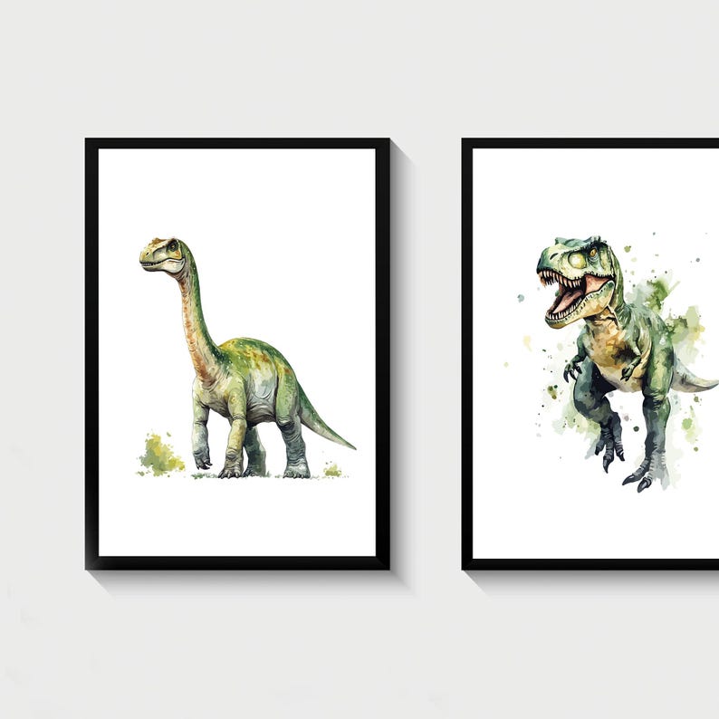 Pode incluir: Duas pinturas de aquarela emolduradas de dinossauros. A primeira pintura apresenta um Brachiosaurus verde e marrom em p&eacute; em um fundo branco com respingos de aquarela verde. A segunda pintura apresenta um Tyrannosaurus Rex verde e marrom em p&eacute; em um fundo branco com respingos de aquarela verde.