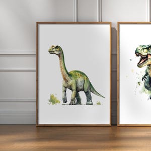 Pode incluir: Duas pinturas de aquarela de dinossauros. A primeira pintura apresenta um Brachiosaurus verde com um pesco&ccedil;o e uma cauda longos. A segunda pintura apresenta um Tyrannosaurus Rex azul com uma cabe&ccedil;a grande e dentes afiados.